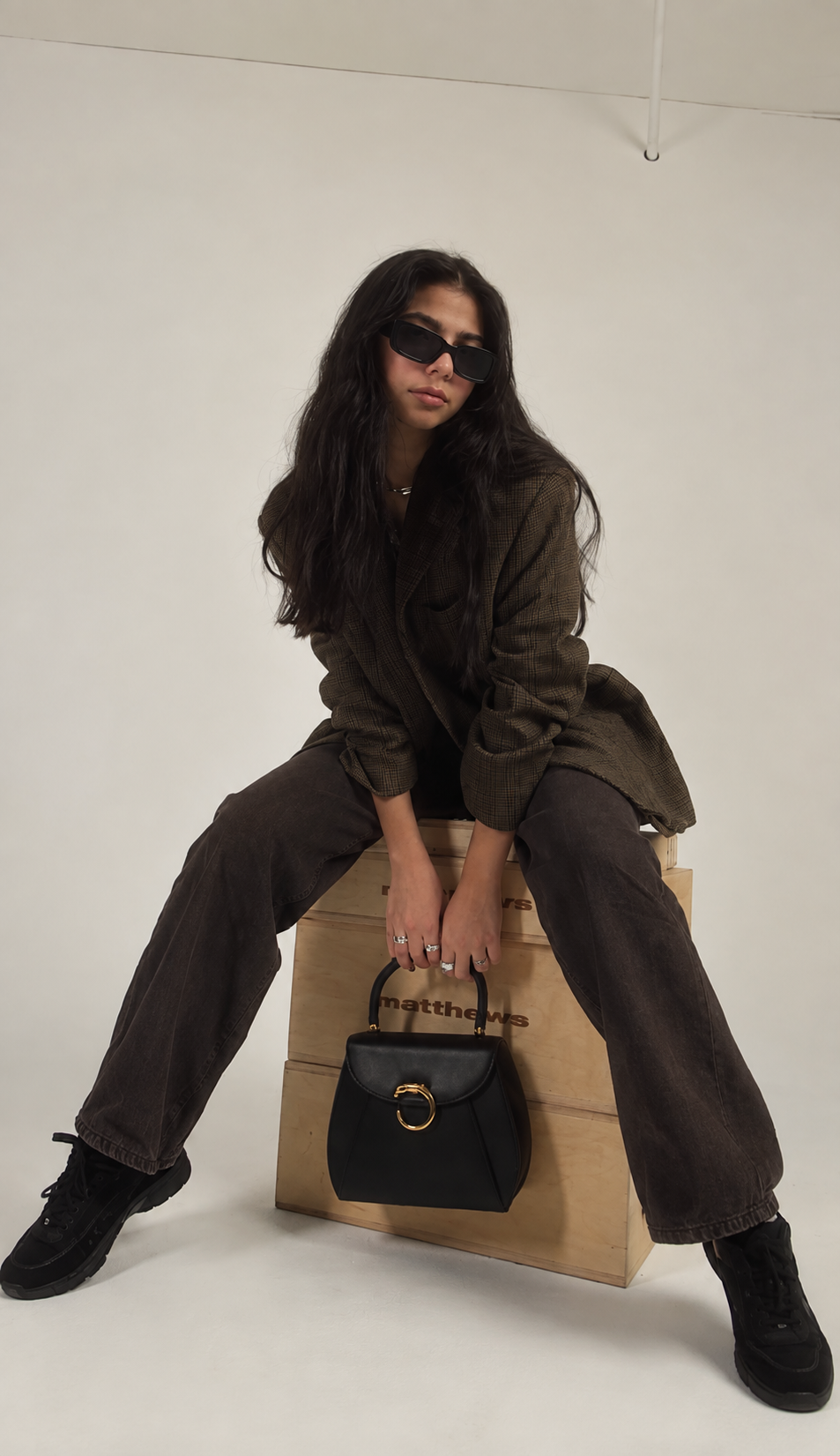 808 — seated look with leather bag